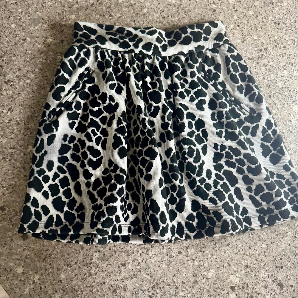 Animal Print Pleated High-Waisted Mini Skirt - Size 1 ⭐🐆 - Picture 4 of 9